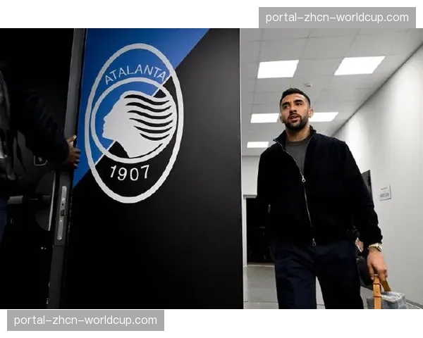 看台一幕：远征的亚特兰大球迷在球队三球落后时依然高歌不息